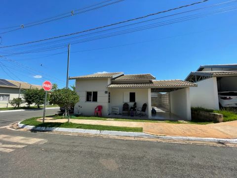 Casa de Esquina a Venda no Condomínio Parque Humaita