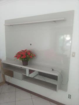 Rack para TV cinza com prateleiras