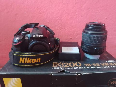Câmera Nikon D3200 com Lente 18-55mm com flash e kit de limpeza