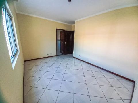Partição térrea em sobrado, em Novo Mundo, 3 Quartos, sendo 1 Suíte