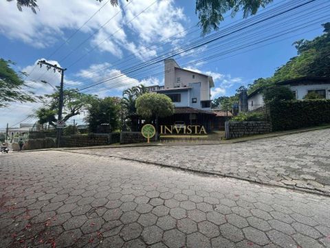 À venda no bairro Saco Grande! 720m² de terreno, 3 quartos, churrasqueira e 2 vagas de gar