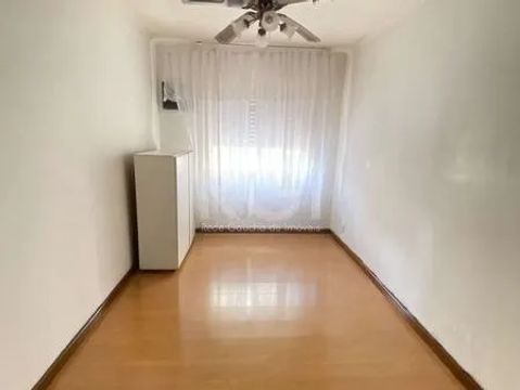 Amplo apartamento térreo no Bairro Vila Ipiranga; 01 quarto com ar condicionado e ventilad