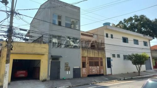 Prédio em Santana com 16 kitnets, com banheiros, cama, armário, micro-ondas, frigobar.