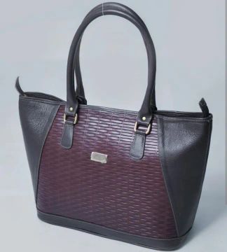 Bolsa Marrom com Detalhes Entrelaçados - Elegância e Estilo para o Seu Dia a Dia!