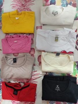 Várias camisetas feminina P