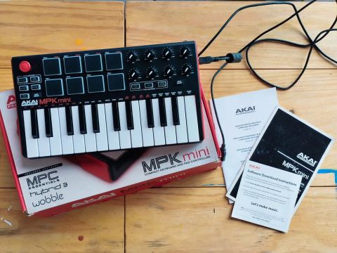 Akai MPK Mini MK2 - Teclado e Pad Controller