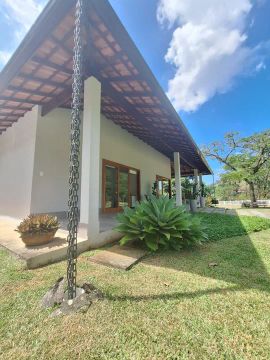 Casa de campo composta por 03 construções em um terreno de 2.700 mts2 - SOMENTE A VISTA.