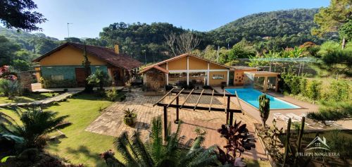 Sítio de alto padrão com 8 quartos, piscina, sauna, campo, lago e 10.726m² de terreno.
