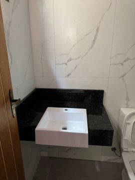 Casa com 2quarto, 2banheiro, garagem coberta 