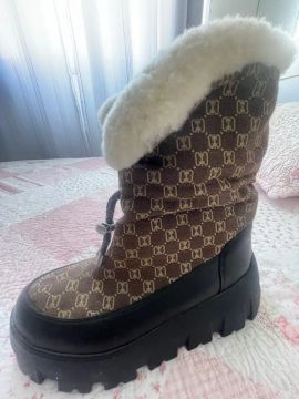 Bota de cano alto com pelo Carmim.
