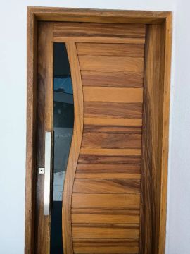 Porta de madeira maciça 90x210cm com puxador