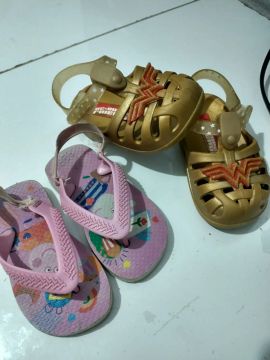 Sandália Grendene Wonderwoman e chinelo Peppa Tam 19 forma grande calça 19/20