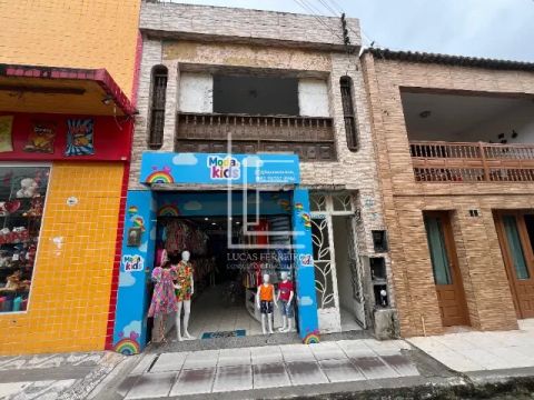 Ponto comercial com uma casa térrea 4/4 (3 suítes) e +1 pavimento no Centro de Rio Largo