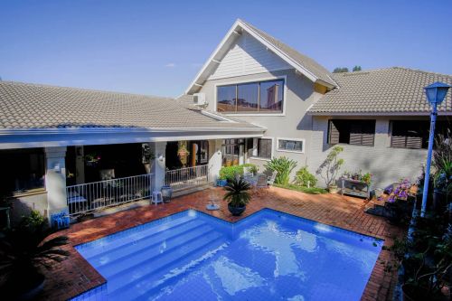 Linda casa em Condomínio Fechado localizado em área nobre de Curitiba - 600m² e 05 quartos
