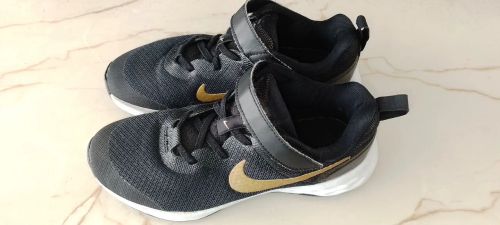Tênis Nike Infantil N°32- Preto com Dourado