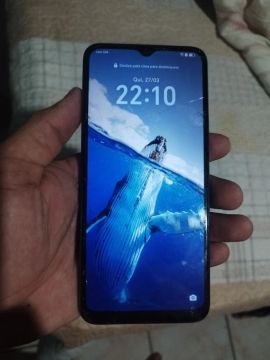 Smartphone Android com tela quebrada