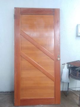 Porta de madeira maciça para segurança residencial