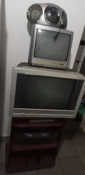 Tudo que tá na foto por 100 TVs antigas com defeito + rack