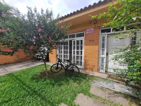 Casa para Venda em Pelotas, Zona Norte, 3 dormitórios, 3 suítes, 5 banheiros, 1 vaga