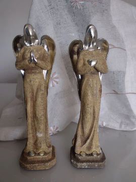 Par de Anjos Decorativos em Resina