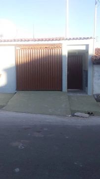 Alugo casa com três quartos 