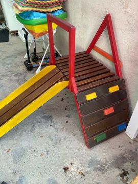 Escorrega e escalada infantil em madeira
