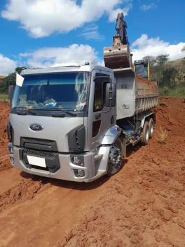 Ford Cargo 2422 truck 6x2 ano 2012 com caçamba