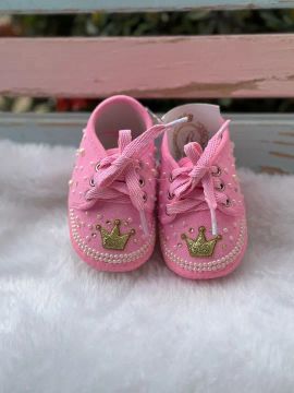 Sapatinho para bebe na cor rosa típico de  princesa!