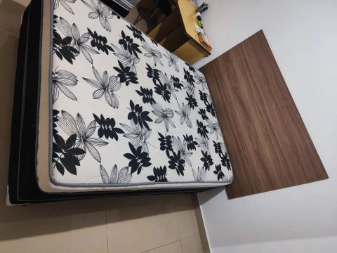 Cama de casal, da melhor qualidade, com cabeceira incluso 
