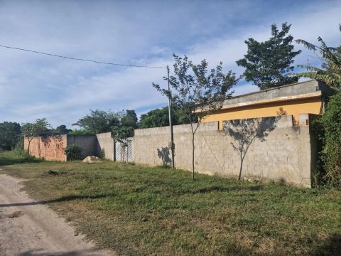 Terreno com casa em construção