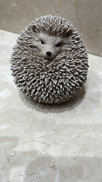 Escultura de ouriço fofa para decoração