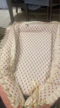 Ninho de bebê com renda e detalhes delicados oi