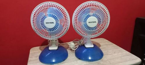 02 Ventiladores de mesa Ventisol 20 cm com clipe para prender na mesa.