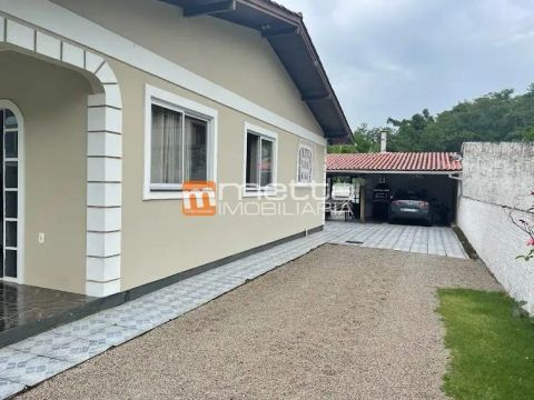 Casa em uma rua tranquila, proxima a praia do Cacupe em Florianópolis/SC