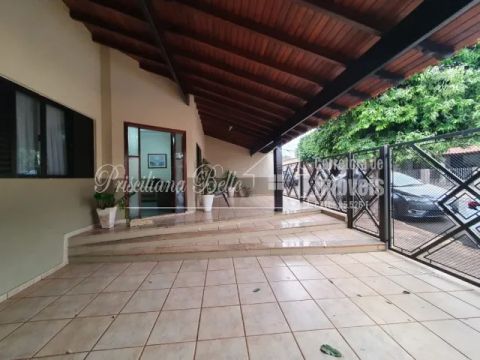 Casa à venda no centro de Iacanga-SP