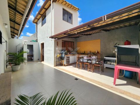 Casa à venda no bairro Quintino, 3 quartos sendo 1 suíte, 6 vagas.