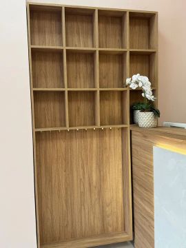 Balcão para loja com nichos para organização