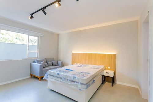 Studio / Kitnet mobiliado no Hugo Lange com vaga de garagem