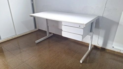 Mesa com 2 gavetas