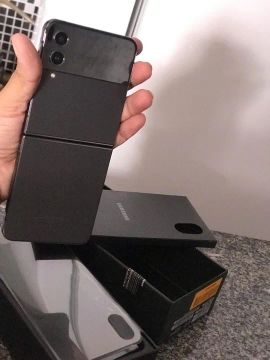 Samsung Galaxy Z Flip 4 - Novo
