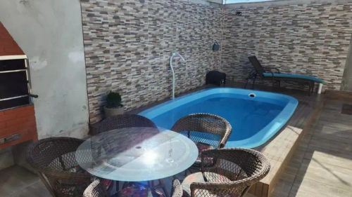 Área externa com piscina e churrasqueira