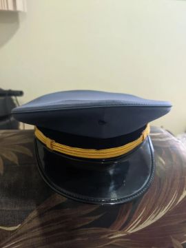 Boné militar azul com faixa dourada