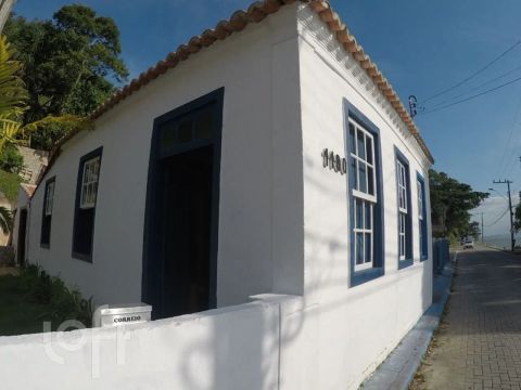 Casa à venda em Sambaqui com 80 m², 1 quarto, 4 vagas