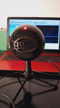 Microfone Blue Yeti USB para gravação de áudio