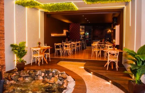 Restaurante com decoração única e ambiente aconchegante