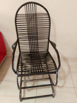 Cadeira de Balanço em Metal Preto