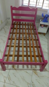 Cama de solteiro em madeira - cor rosa