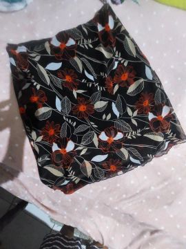 Saia floral preta