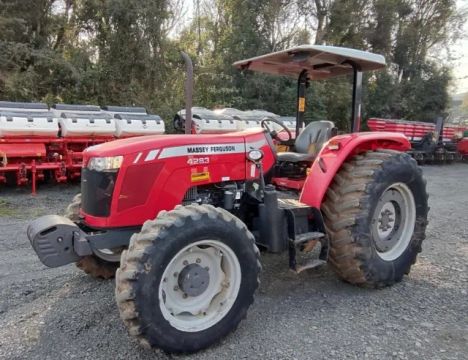 Trator Massey Ferguson - MF4283, Plataformado, 5053 Horas. Fabricação 2017