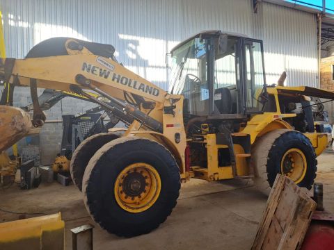 Pá carregadeira New Holland W170 